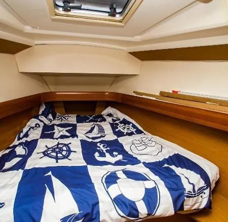 The Magic Of Sleeping On A Sailboat فيجو