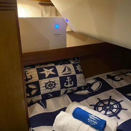 The Magic Of Sleeping On A Sailboat بوتيل *