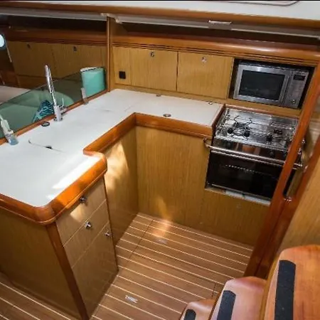 The Magic Of Sleeping On A Sailboat * فيجو