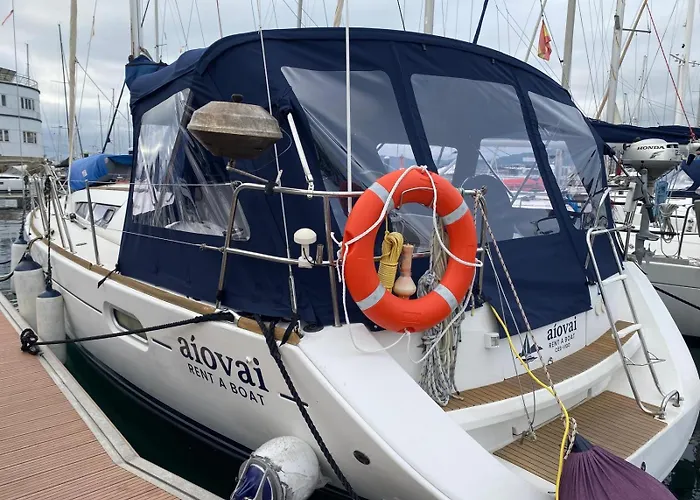The Magic Of Sleeping On A Sailboat Πλωτό κατάλυμα Βίγκο