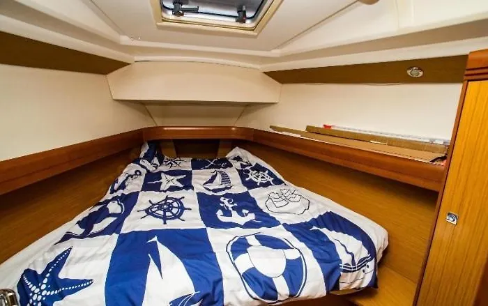 The Magic Of Sleeping On A Sailboat Βίγκο