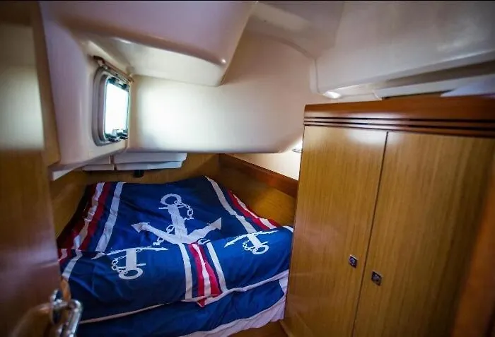 The Magic Of Sleeping On A Sailboat Πλωτό κατάλυμα *