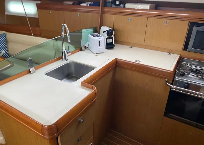 The Magic Of Sleeping On A Sailboat Πλωτό κατάλυμα