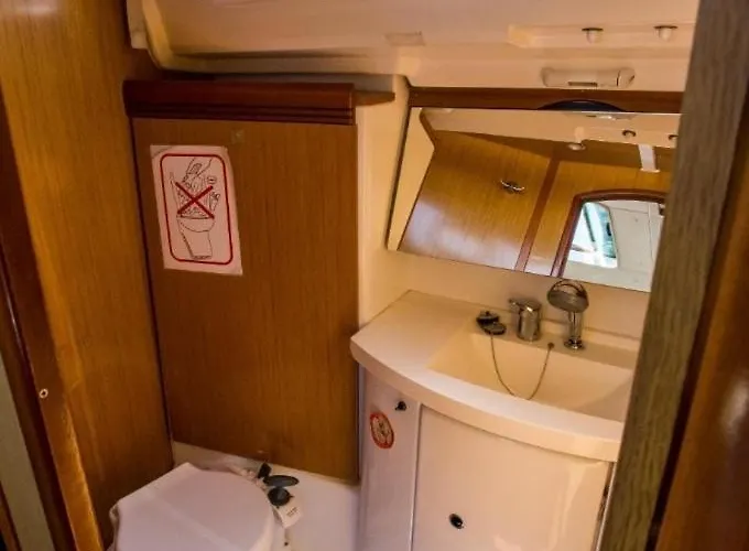 The Magic Of Sleeping On A Sailboat Πλωτό κατάλυμα *