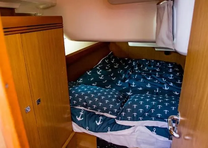 The Magic Of Sleeping On A Sailboat * Βίγκο